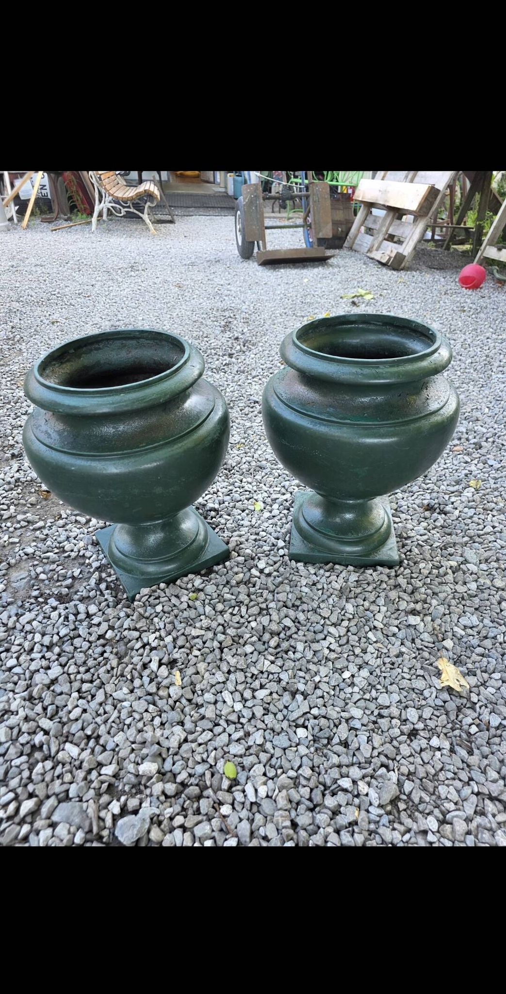 Pair of Medici vases in cast iron from the 19th century.