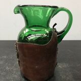 Pichet carafe verre soufflé vert avec cuir & écusson cuisine vintage