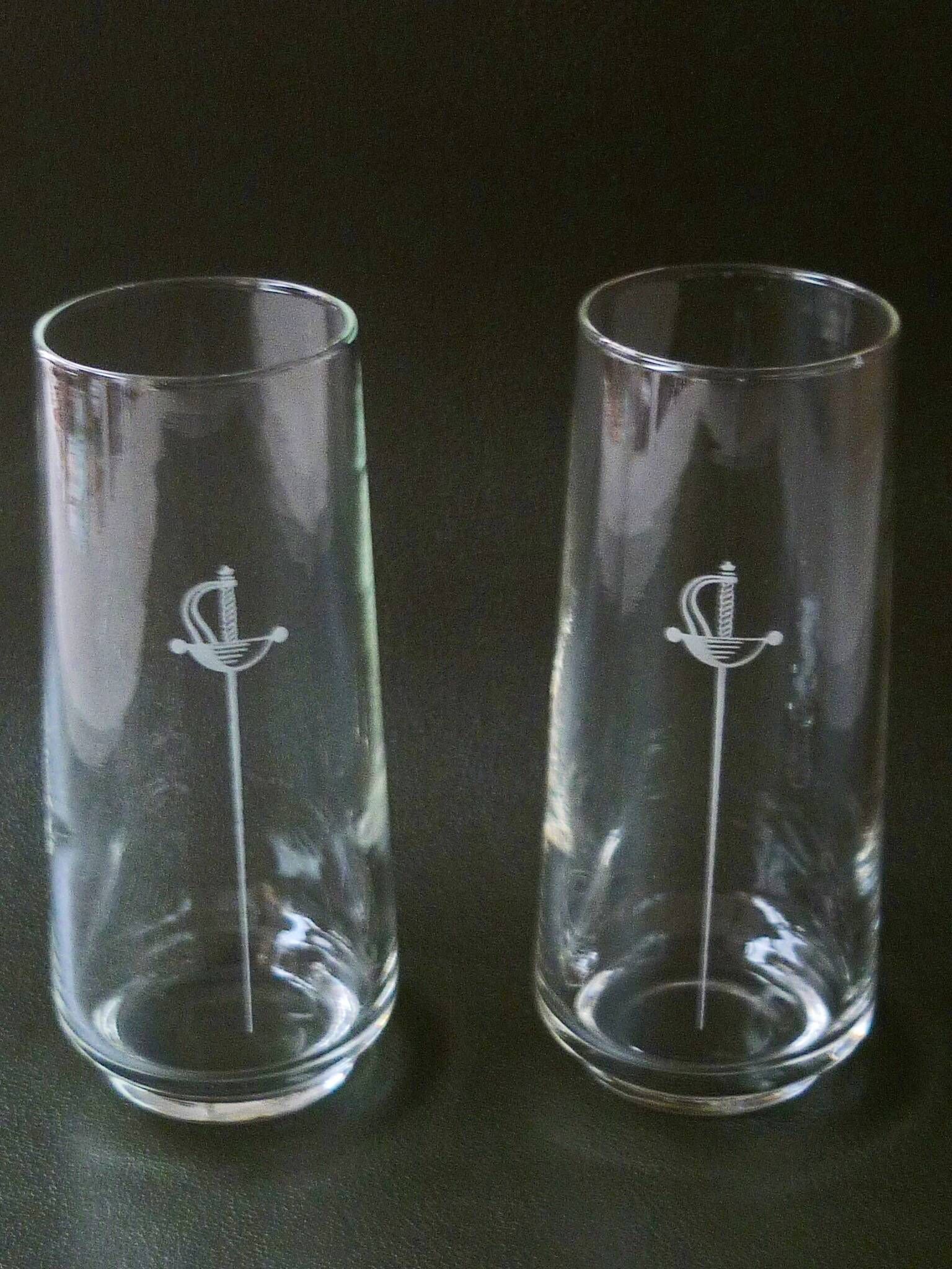 Lot de 2 verres avec épée gravée