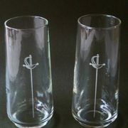 Lot de 2 verres avec épée gravée