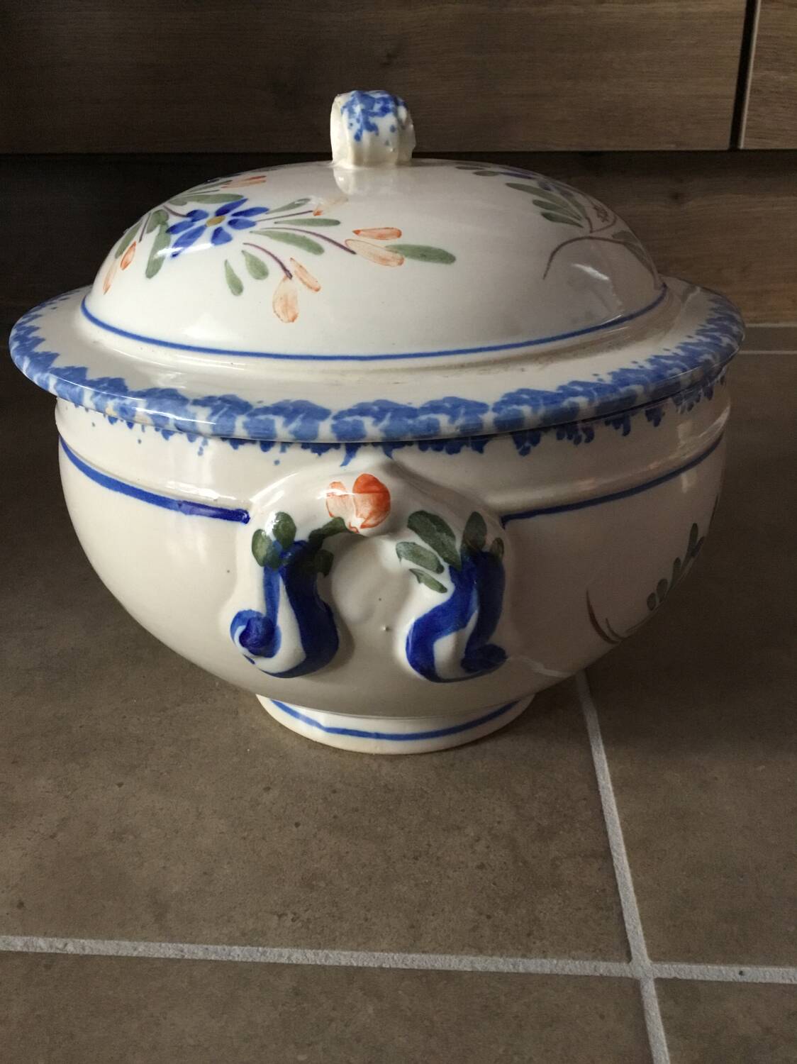 Soup tureen or vegetable dish