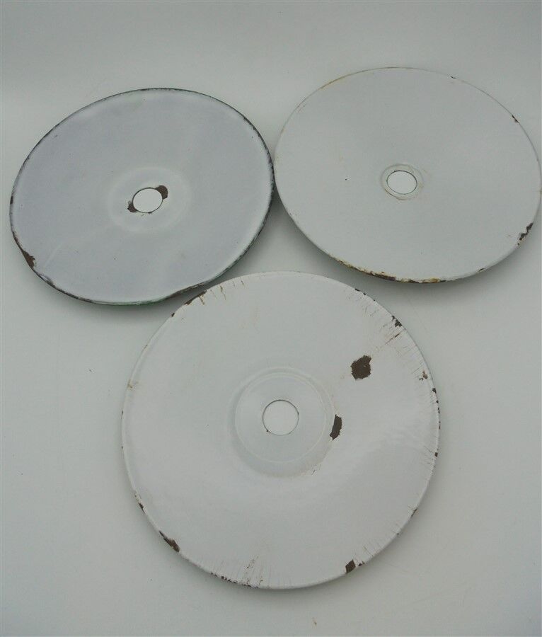 Trio of green suspensions in enamelled sheet metal