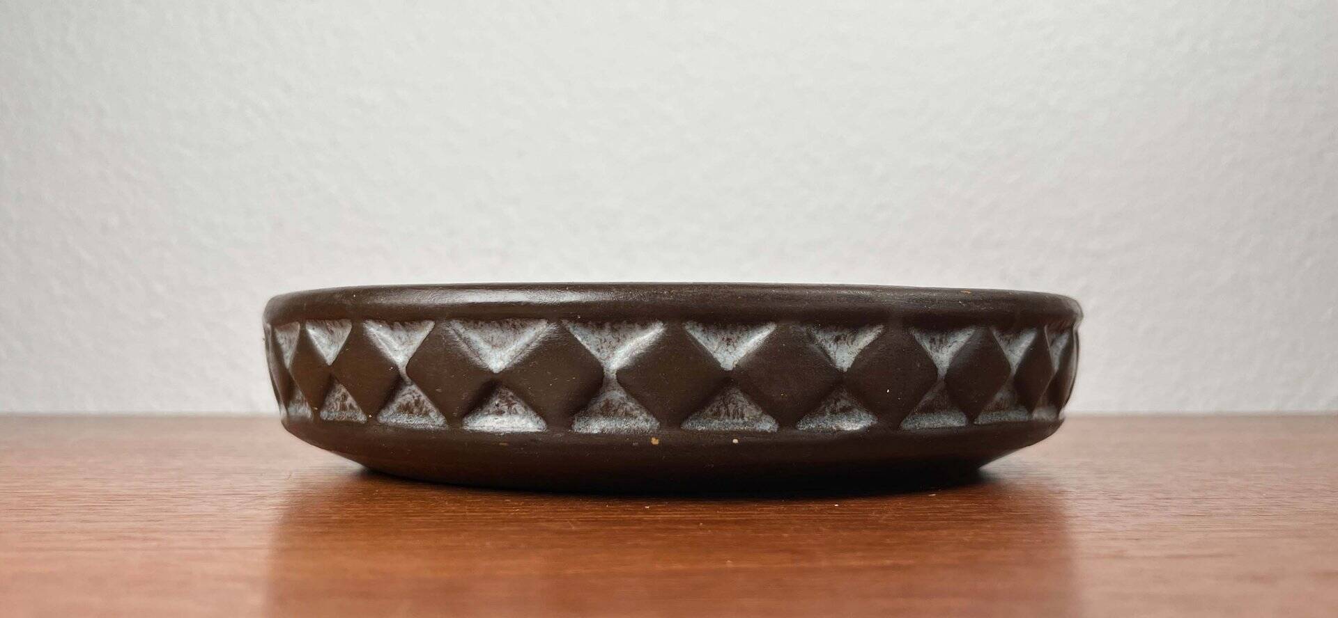 Bowl in modern Danish studio pottery from the mid-century by Frank Keramik, 1960s.