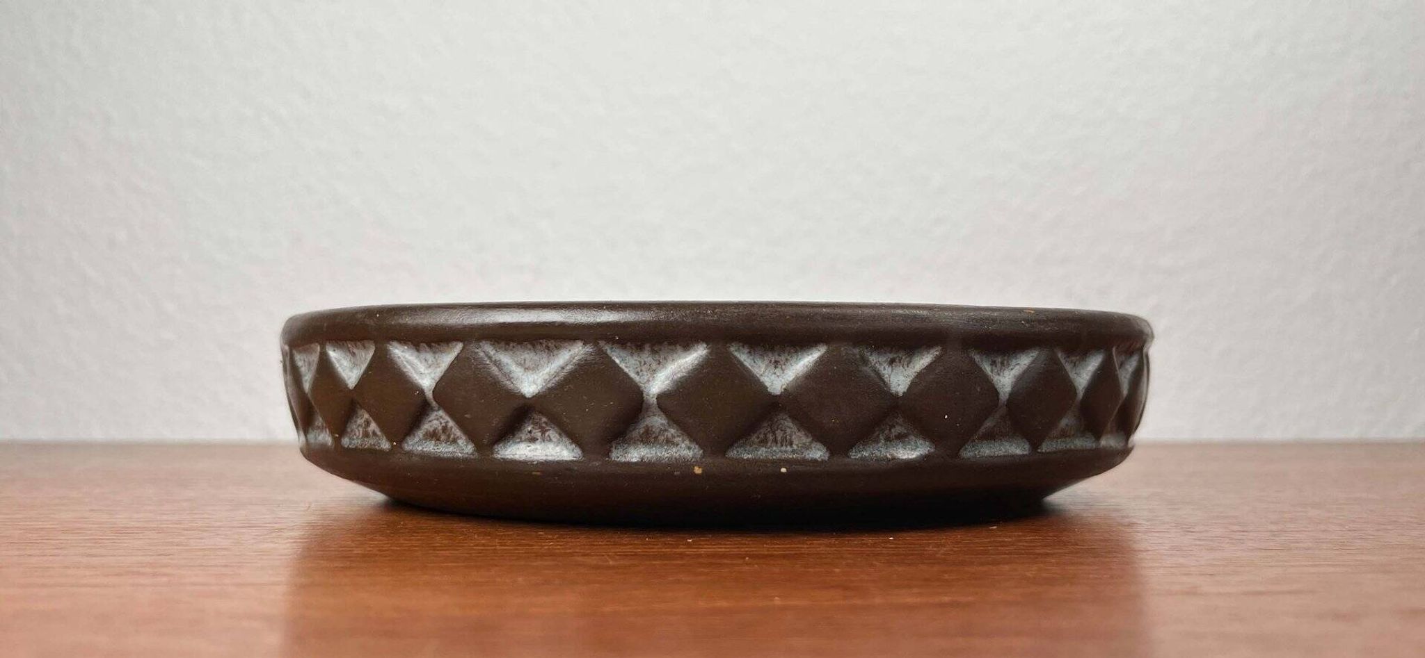 Bowl in modern Danish studio pottery from the mid-century by Frank Keramik, 1960s.