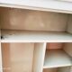Armoire à pharmacie vintage années 50 en métal beige patiné