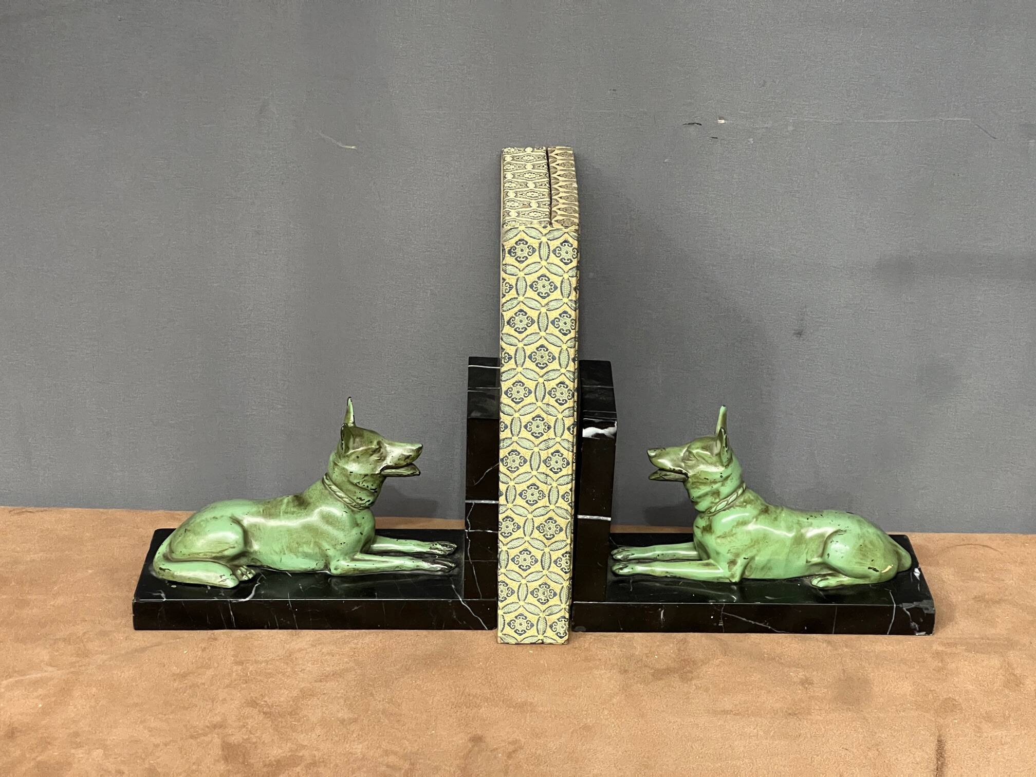 Art Deco bookends. Regule with patina and marble.