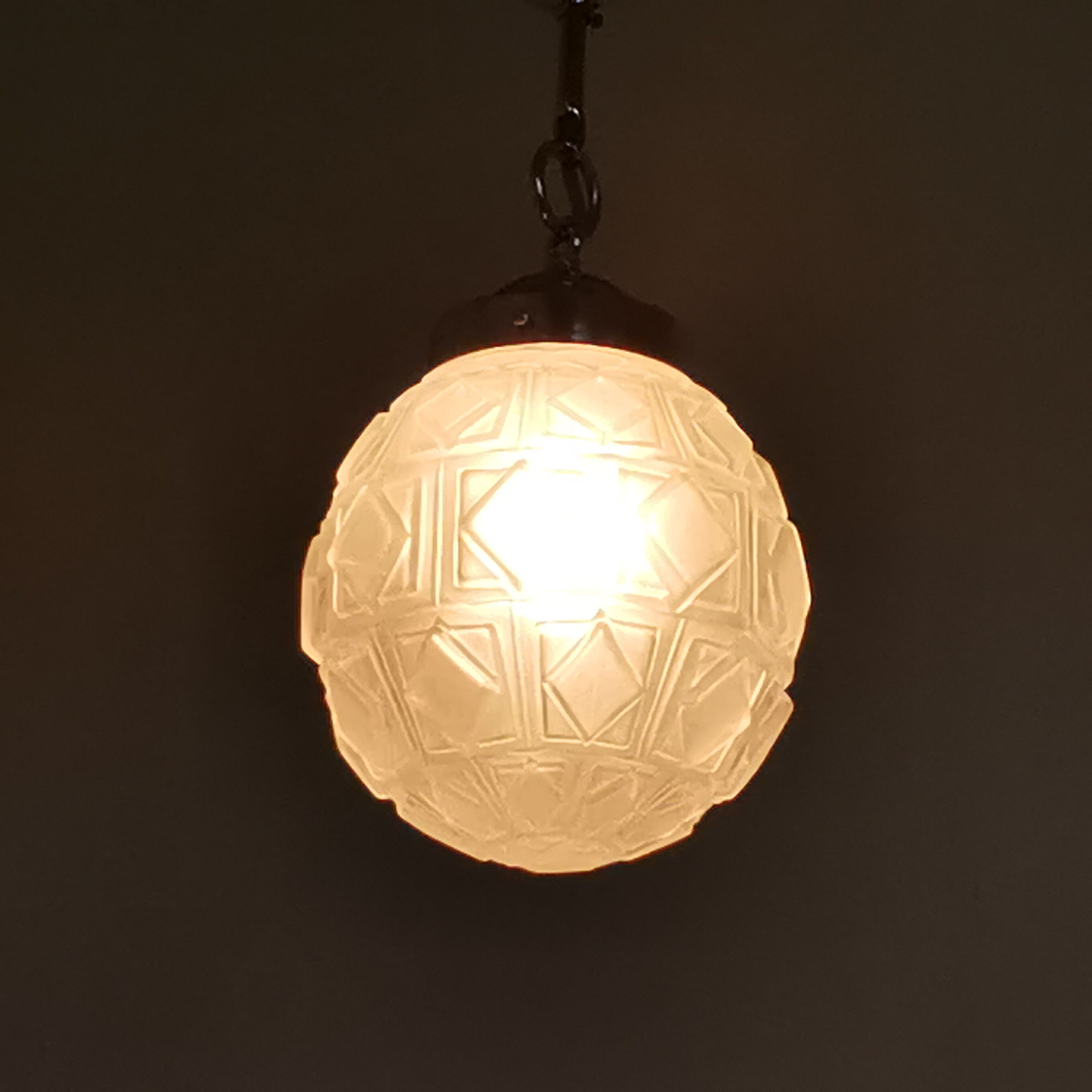 Art deco ball suspension