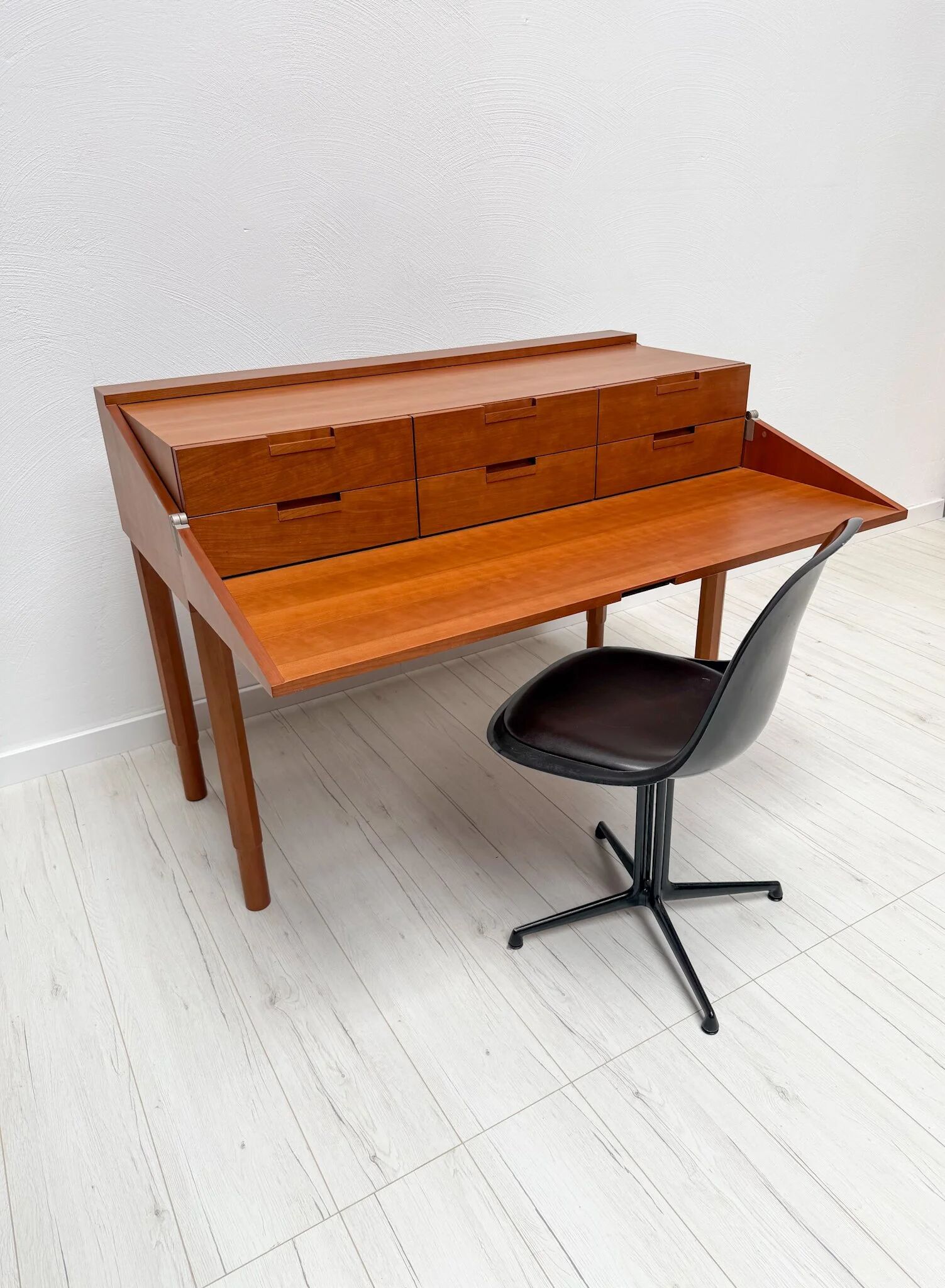 Bureau postmoderne par Antonio Citterio pour B&B Italia en bois de cerisier, années 1980