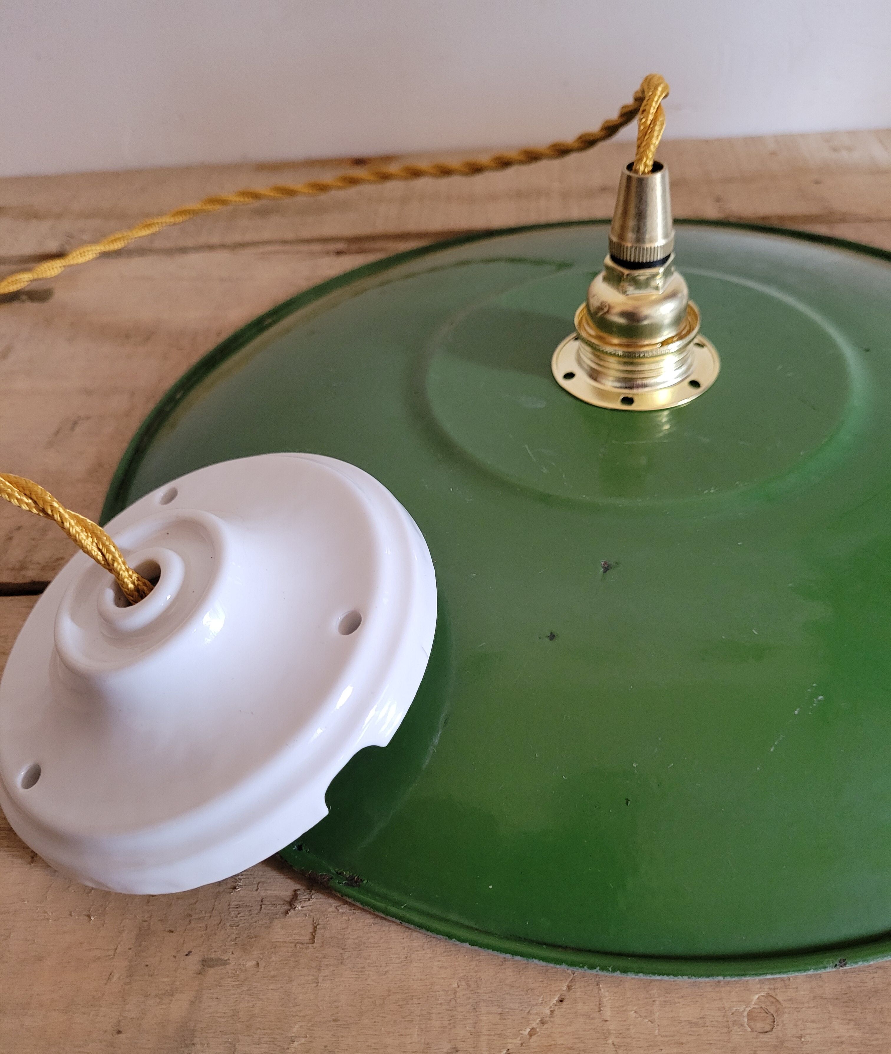 Enamelled sheet metal suspension