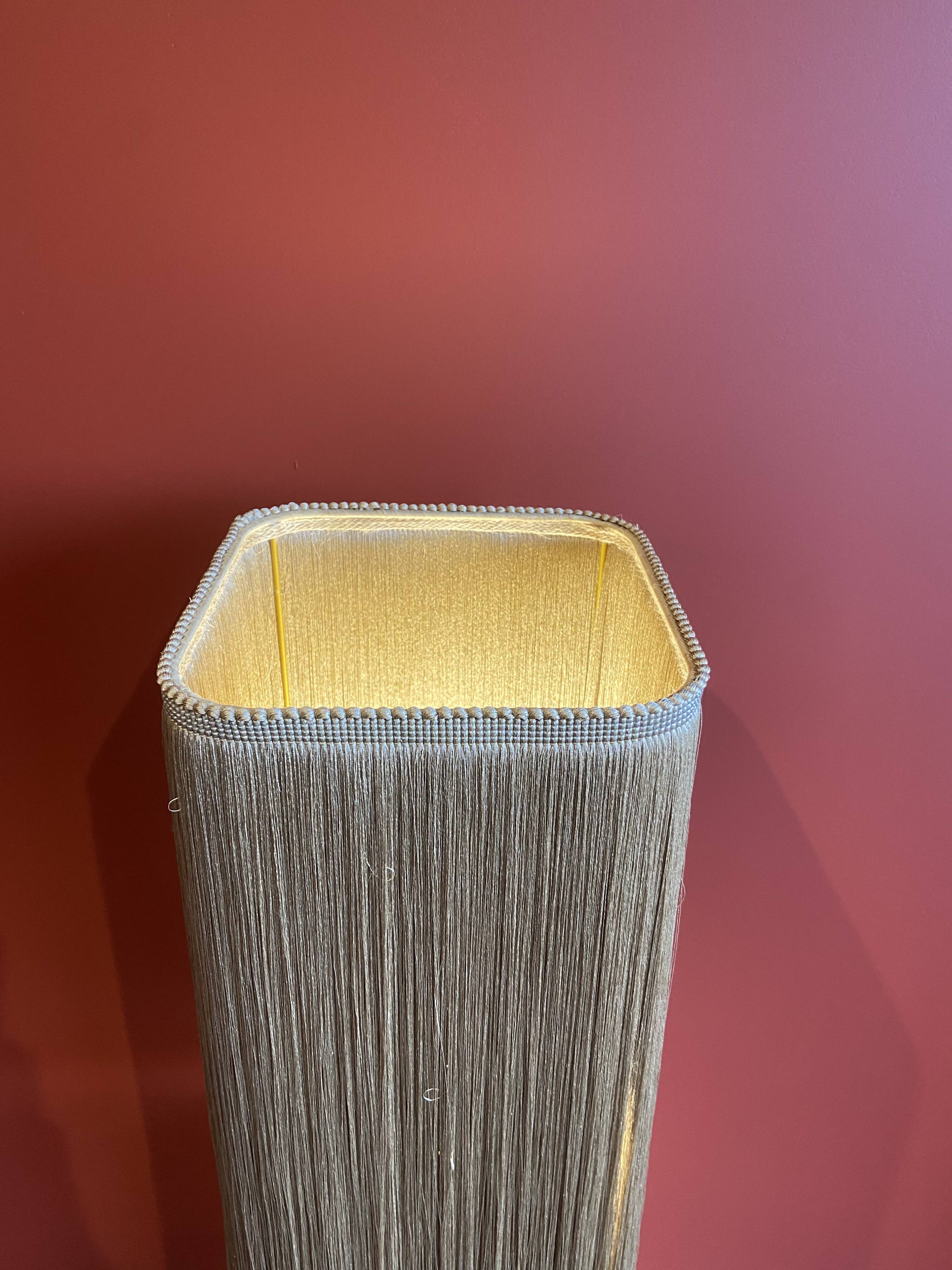 Base stuck blue beige marble-plaster, fringed lampshade Houles, 21st century.