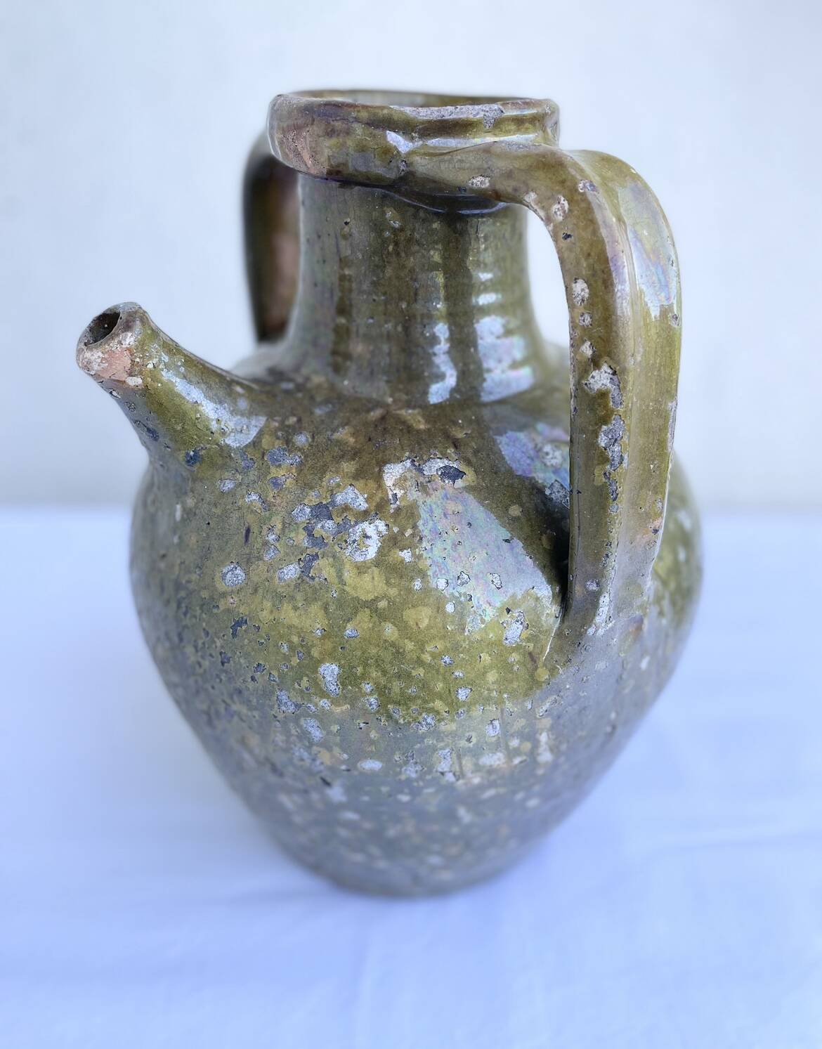 Ancient oil jar in glazed terracotta, khaki green — Auvergne, Lezou