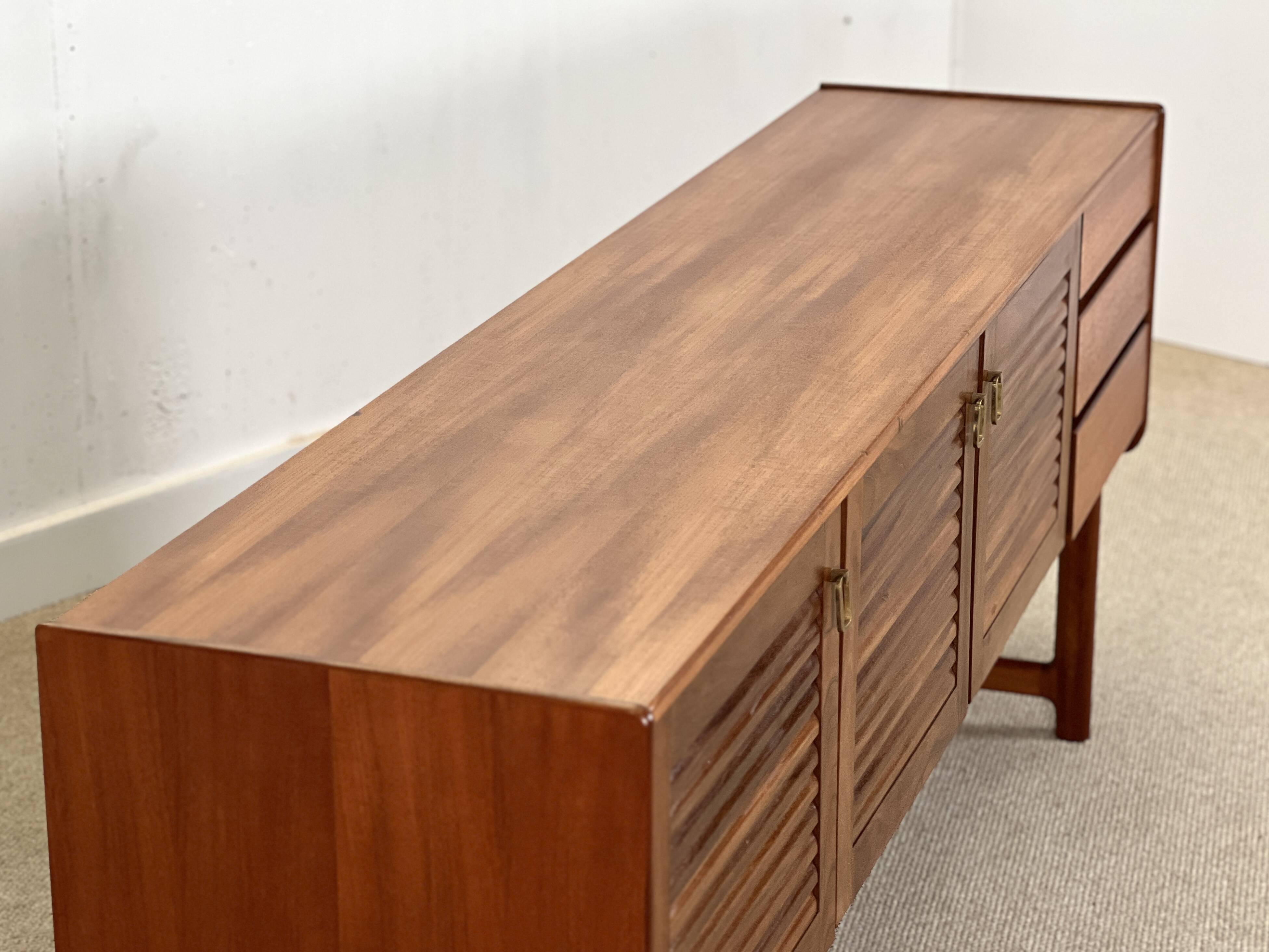 Buffet Mcintosh en noyer.