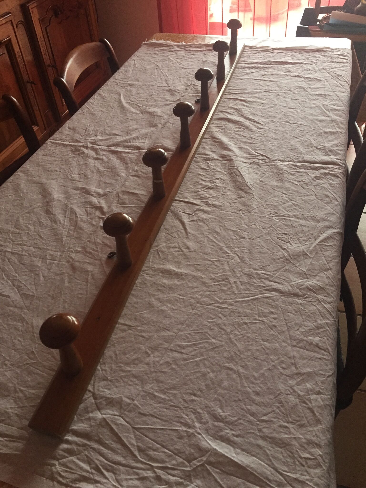 Longue patère en bois