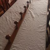 Longue patère en bois