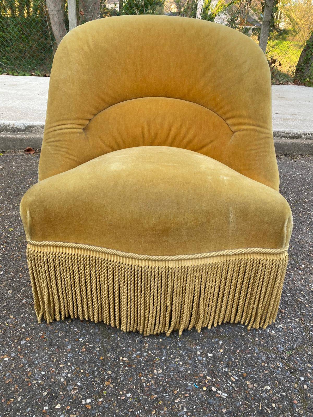 Fauteuil crapaud en velours jaune moutarde du 19ème