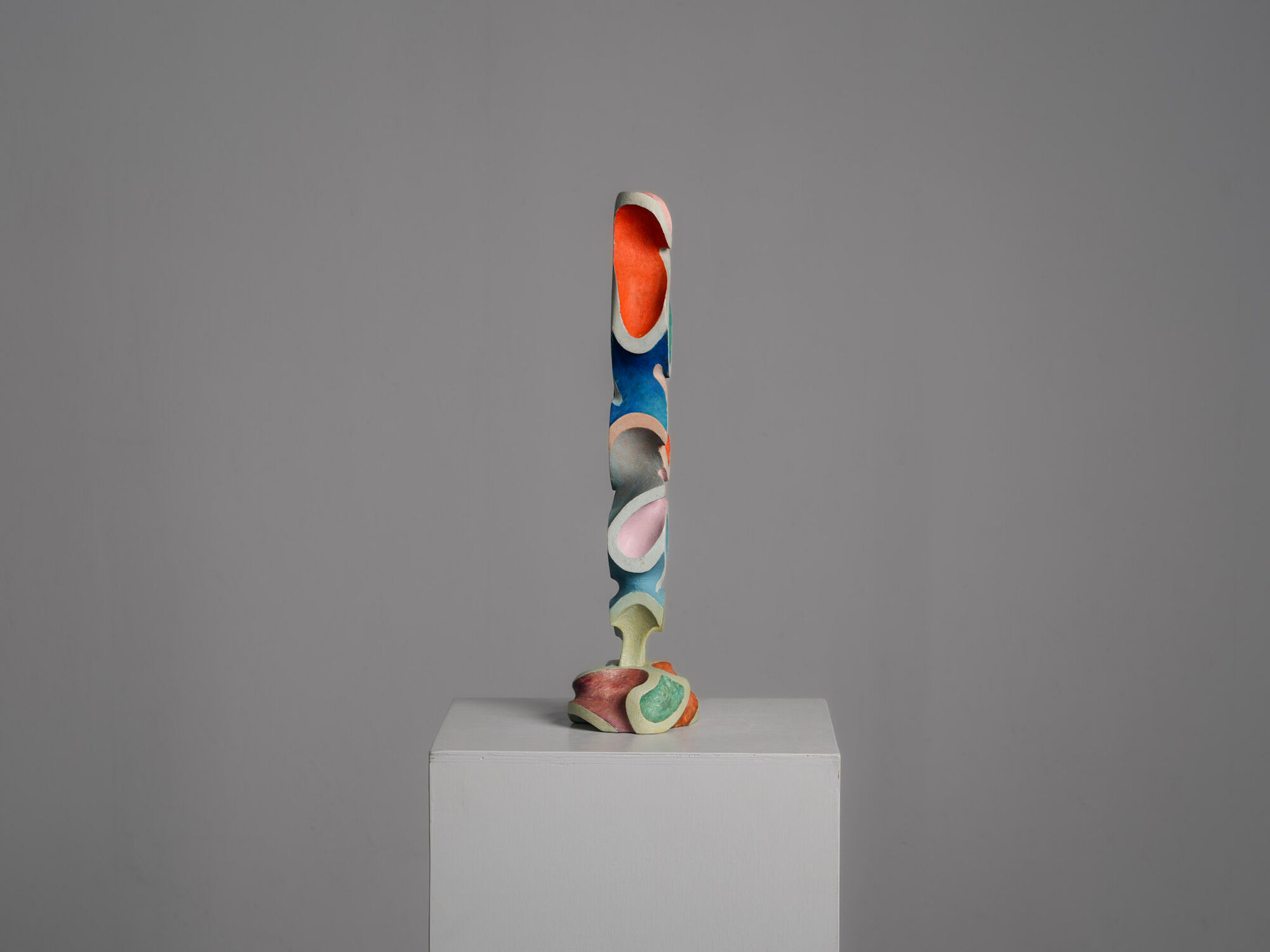 Sculpture en bois polychrome abstraite, attribuée à Ivan Stoyanov, Bulgarie, 1981
