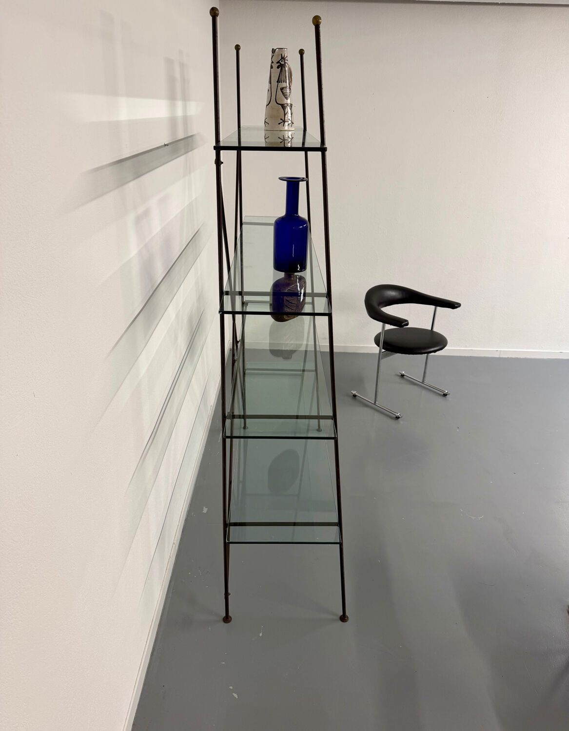 Étagère vintage moderniste en métal et verre design francais année 50
