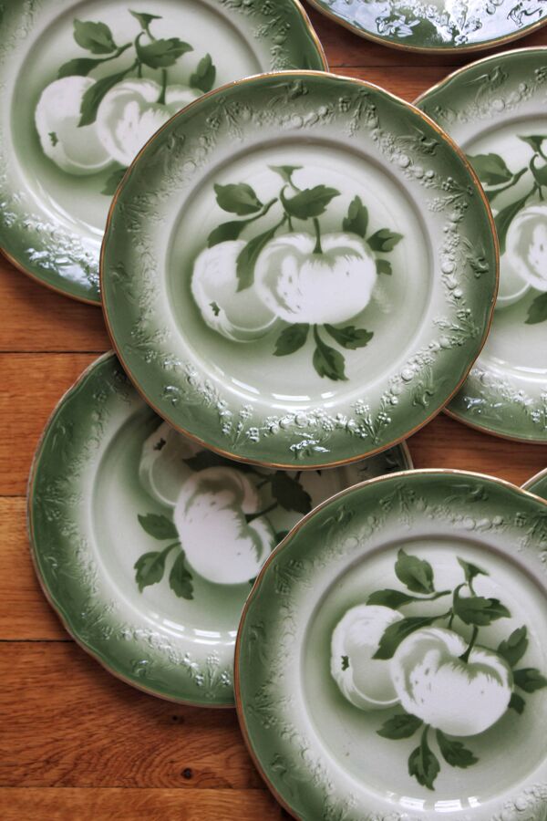 7 assiettes à dessert en faïence décor de pommes contour barbotine KG Lunéville