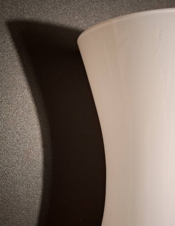 Vase fait main contemporain en opaline