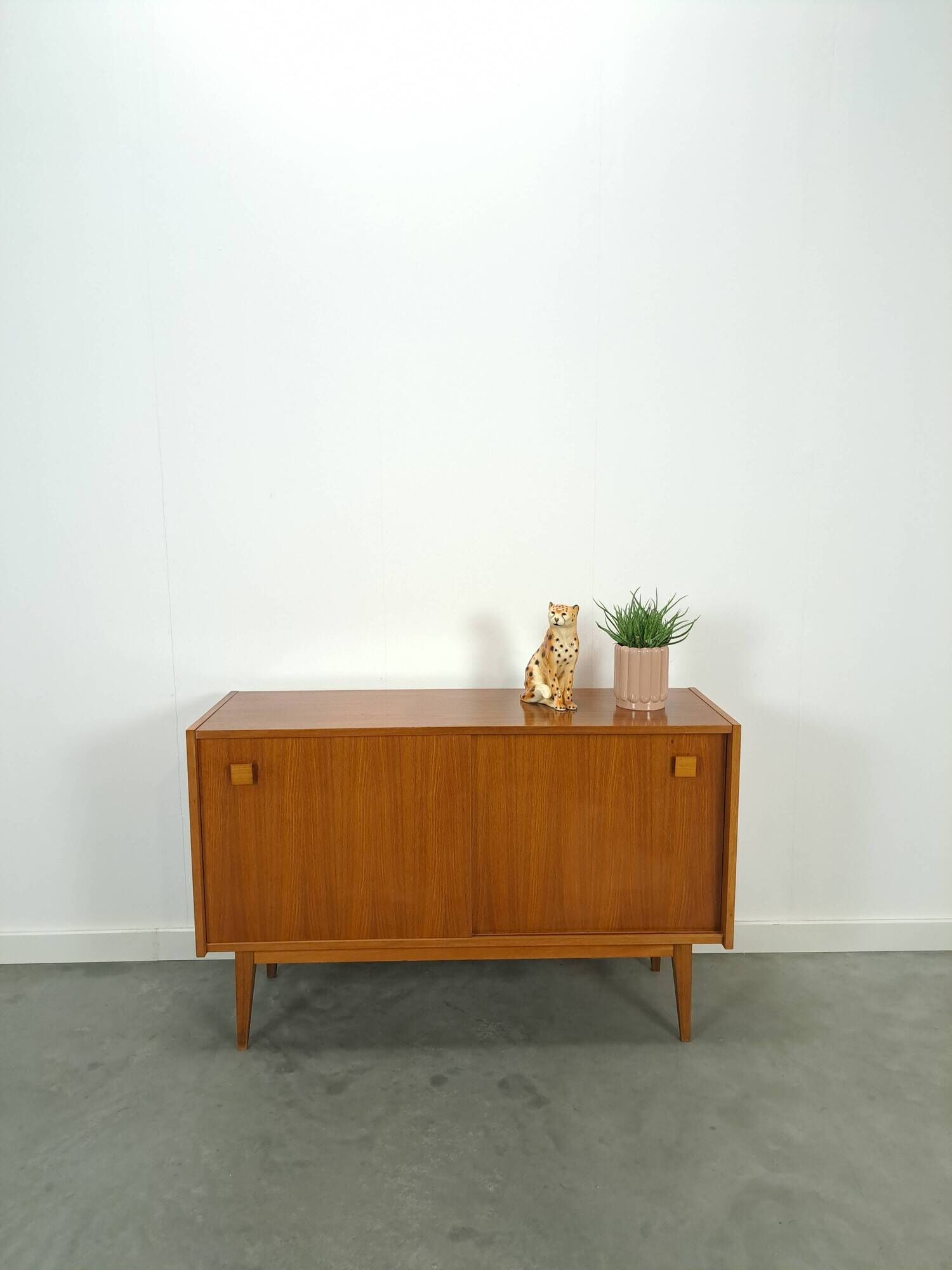 Dressoir vintage plus raffiné avec vierkante grepen et schuine poten