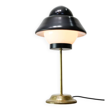 Lampe de table en laiton et verre italienne des années 1960.