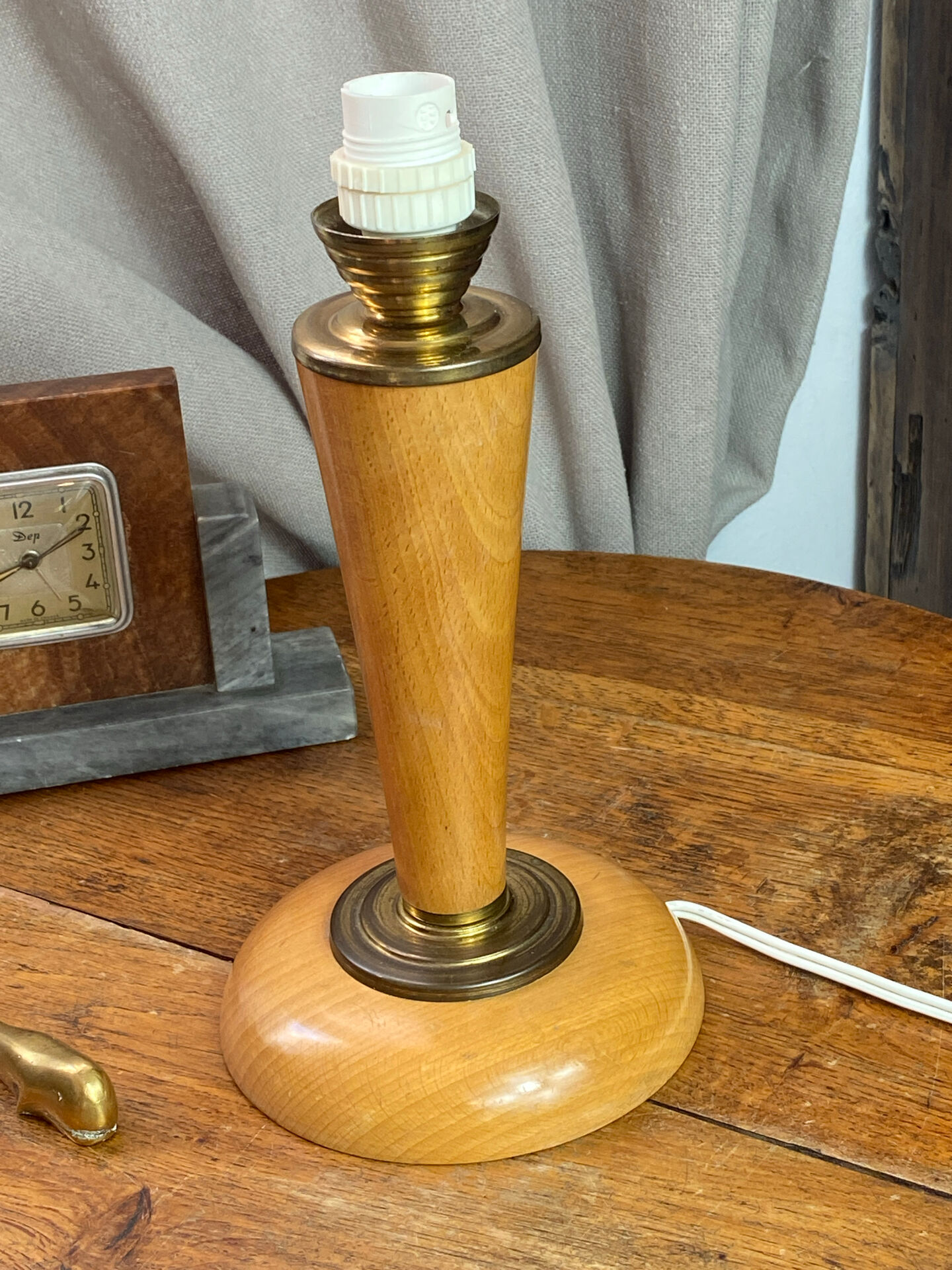 Lampe en bois et laiton, dans le style  Mazda