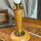 Lampe en bois et laiton, dans le style  Mazda