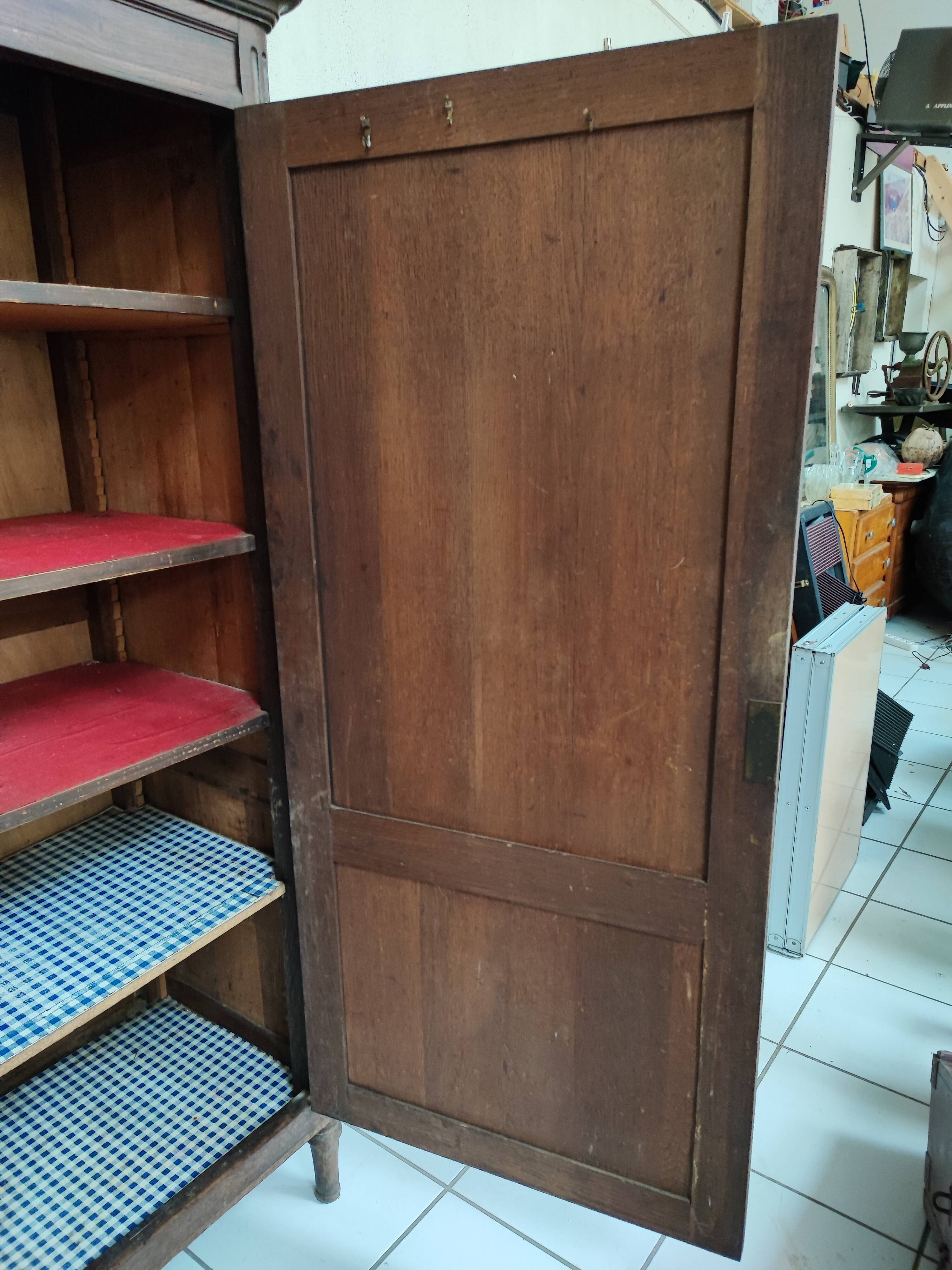 Bonnetière man standing cabinet a door