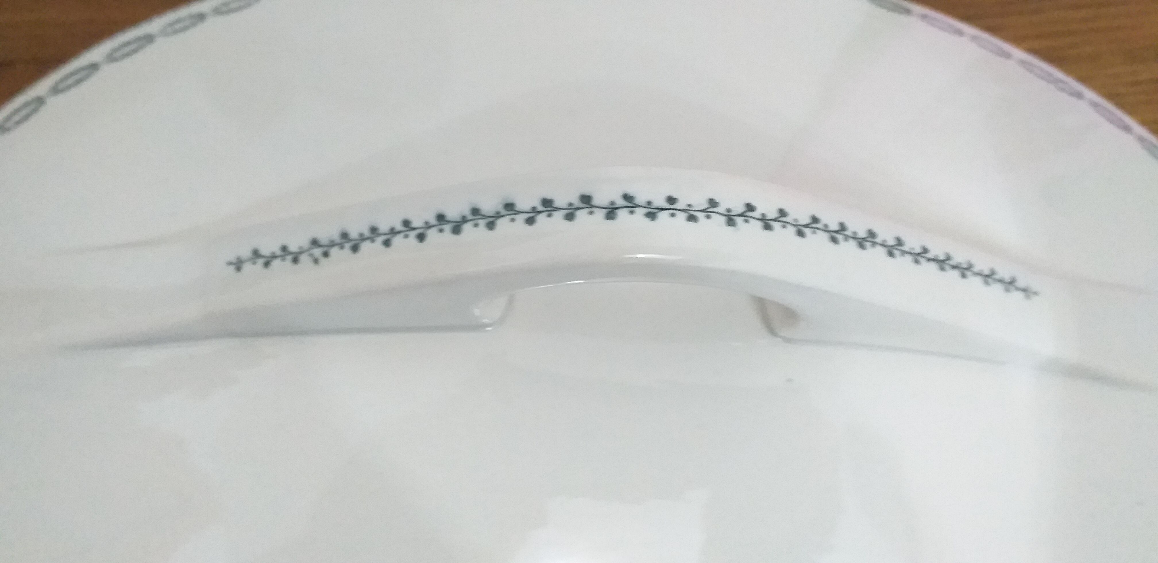 Soupière en porcelaine de Sarreguemines, modèle Nobilis