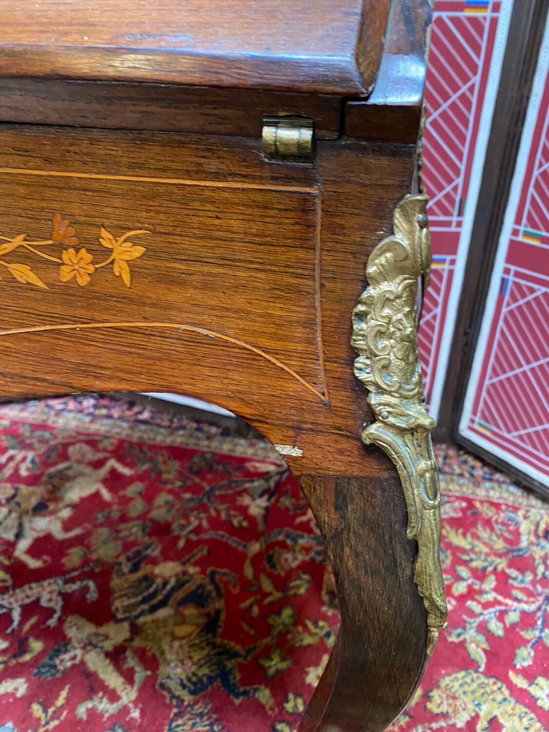 Wriitng desk laiding Louis XV style with secret compartment