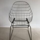 Chaise design en acier filaire