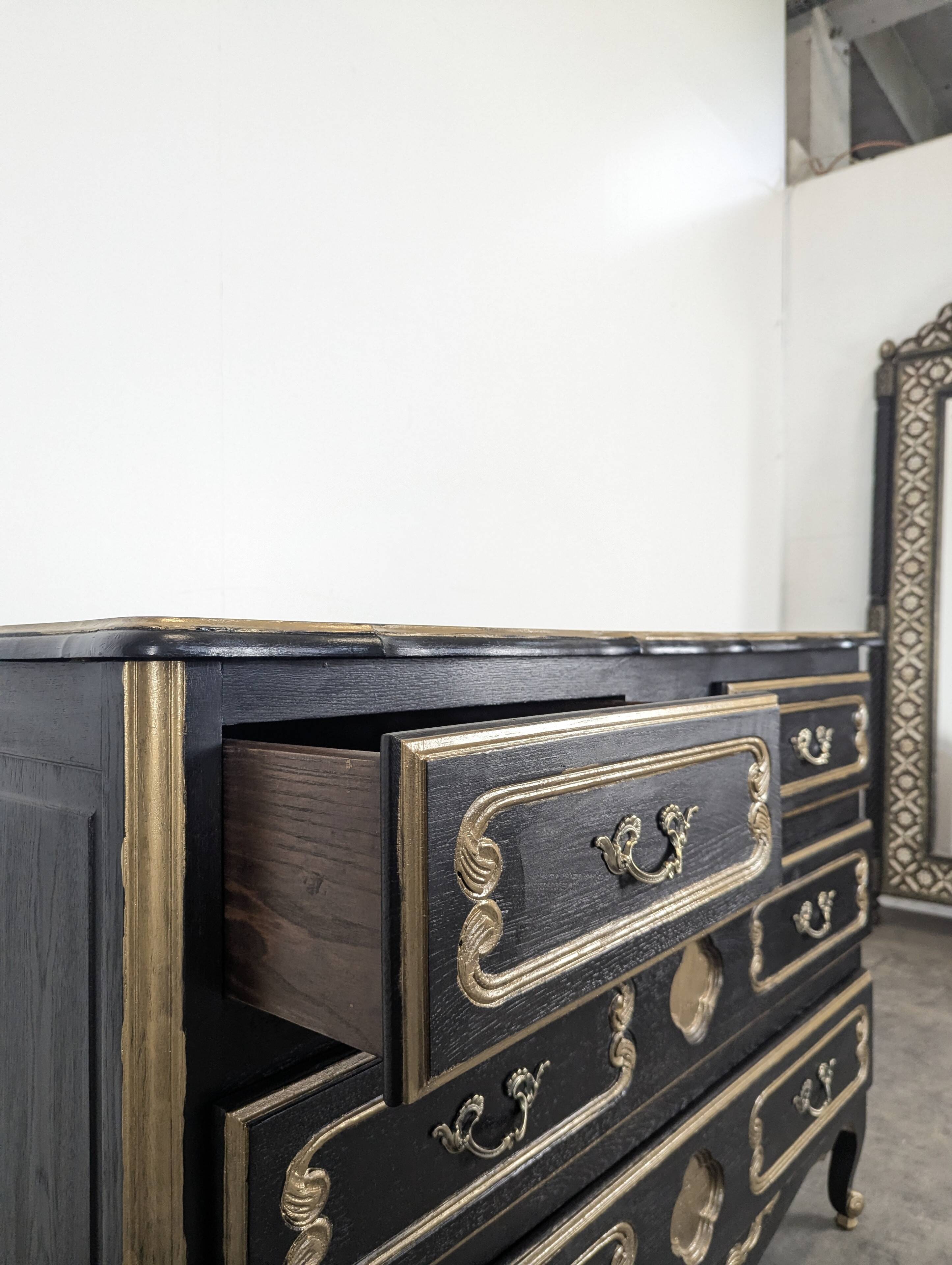 Commode de style Louis XV en chêne laqué noir et rechampi or