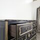 Commode de style Louis XV en chêne laqué noir et rechampi or