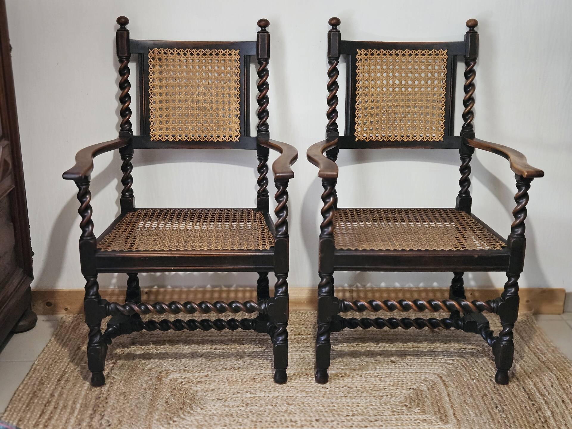 Paire de fauteuils canneés style Louis XIII anciens