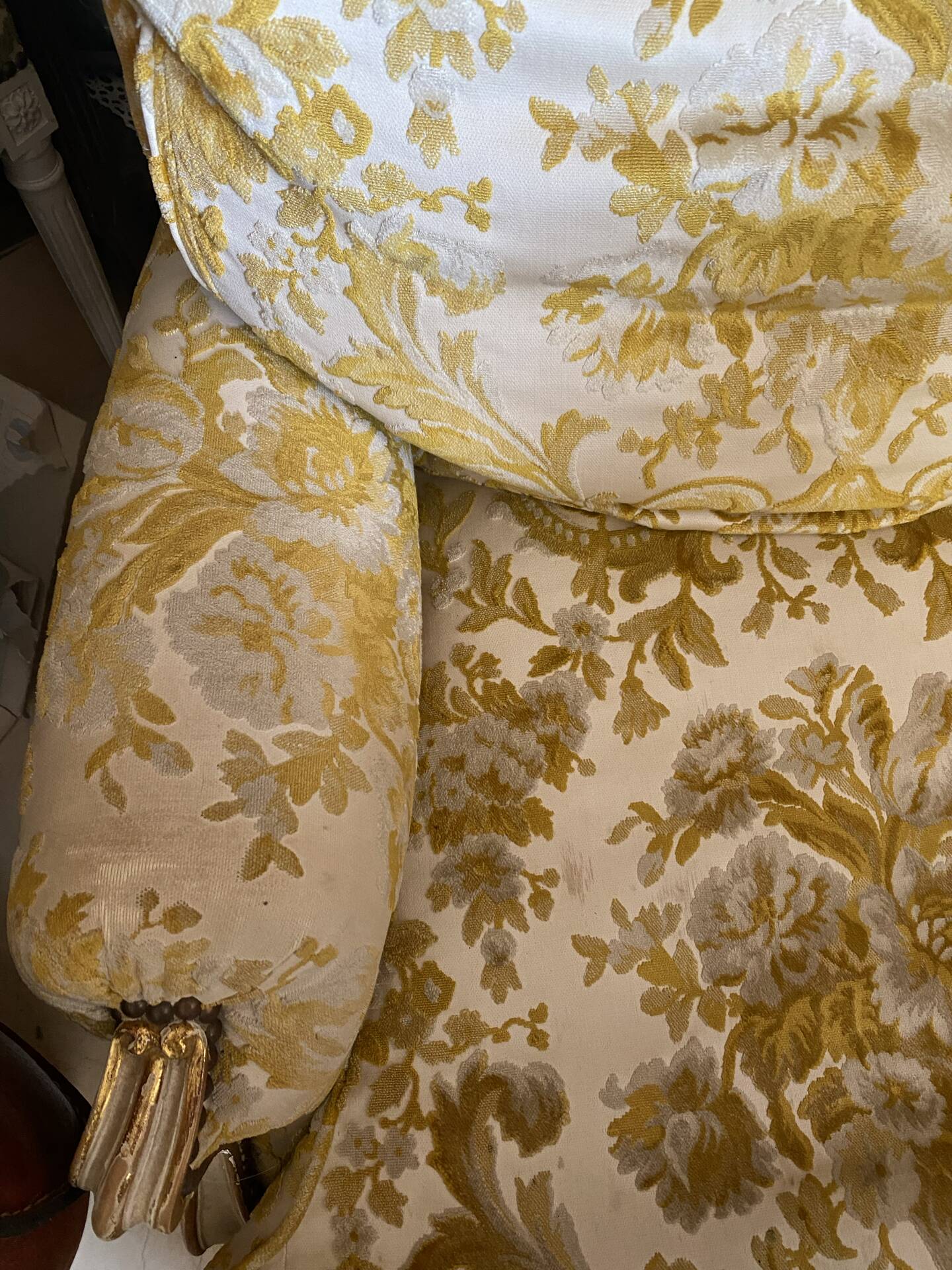 2 fauteuils et un canapé vintage velours jaune et or.