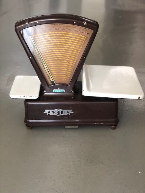 Vintage merchant's scale in bakelite burgundy