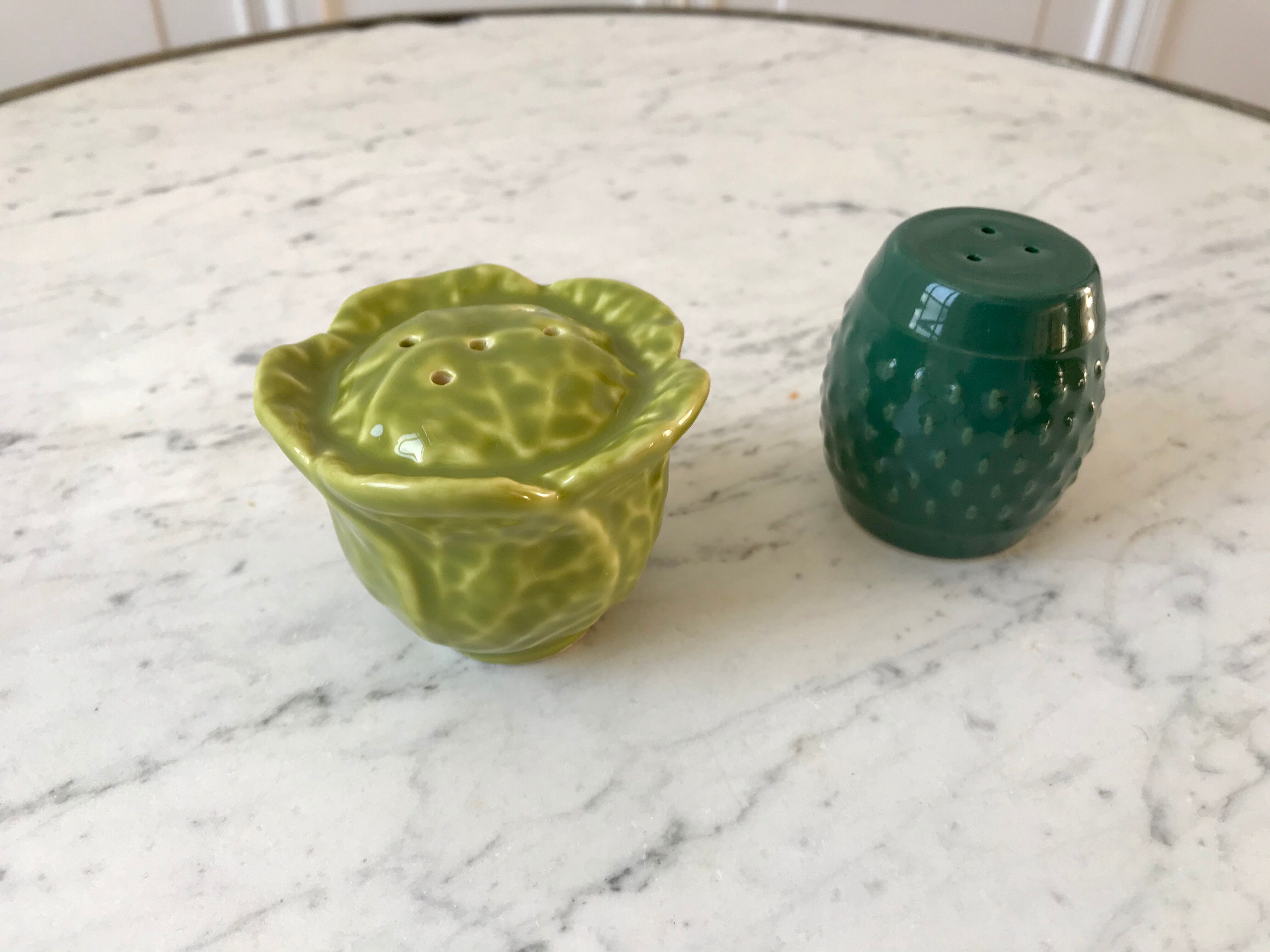 Duo of salt shaker and pepper maker in slurry cabbage 50s