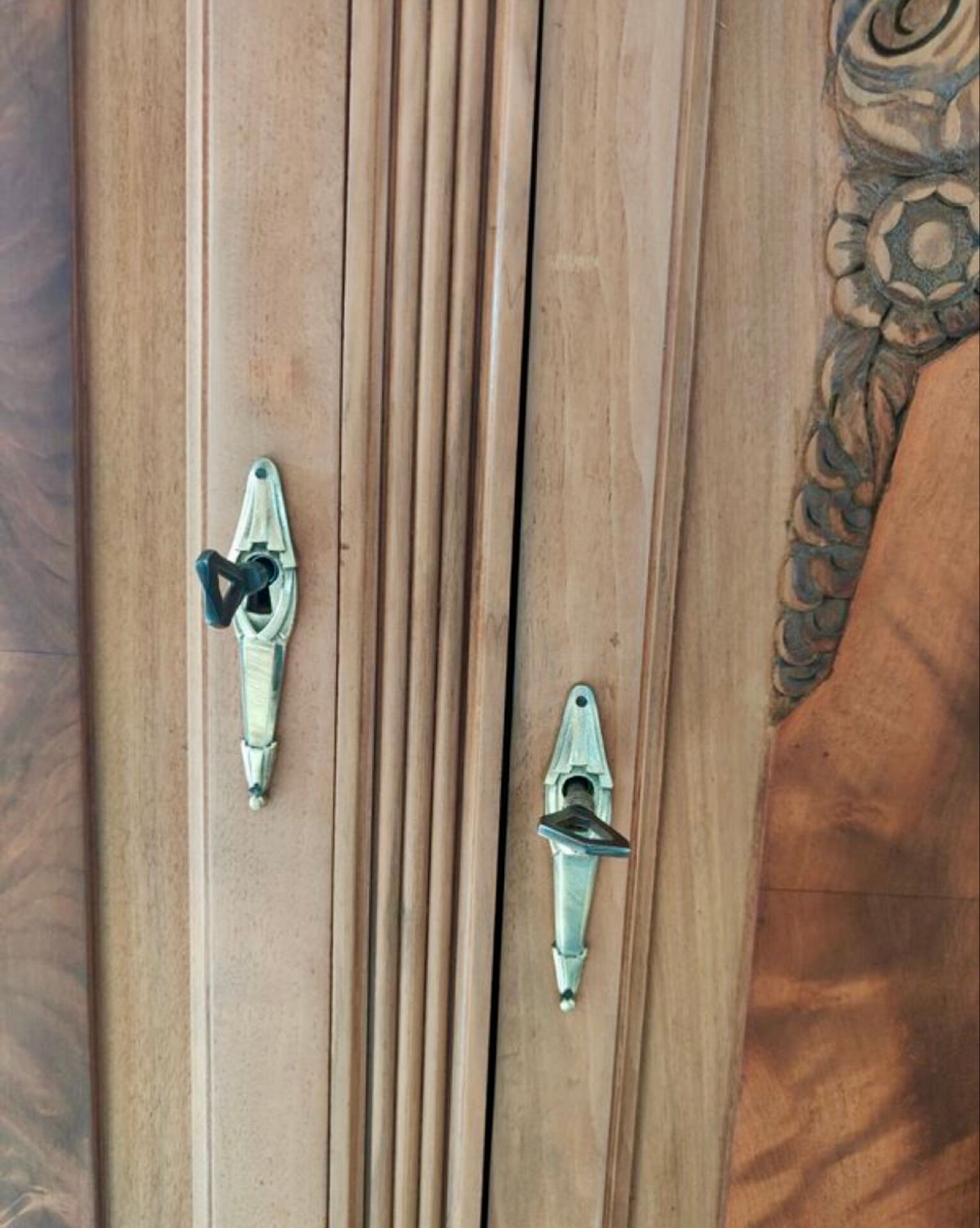 Large Art Deco buffet in walnut veneer and marble, 1930s
