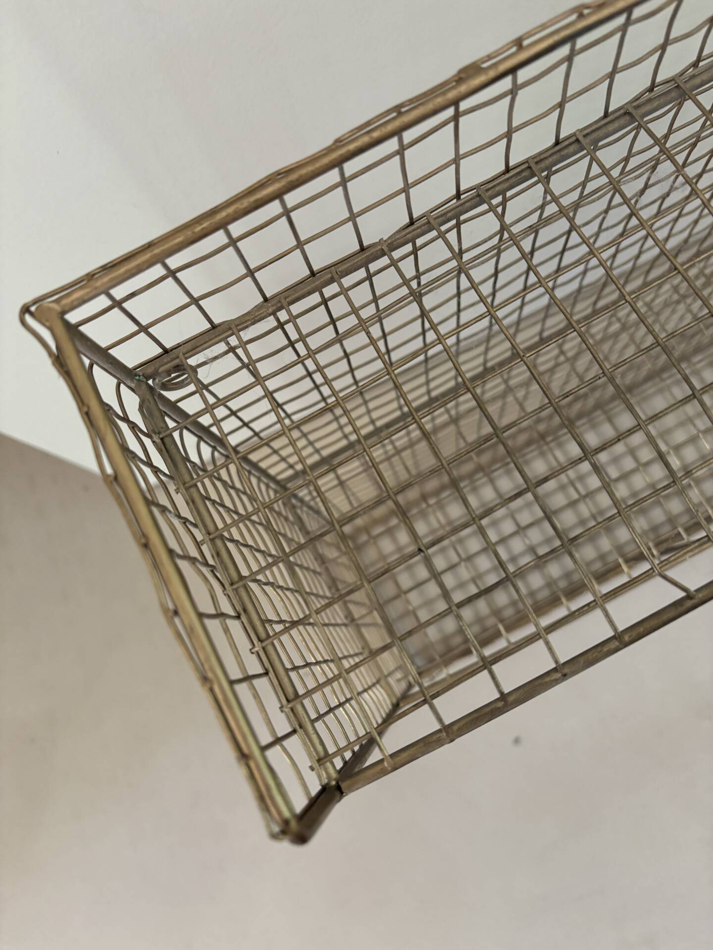 Meuble étagère en laiton