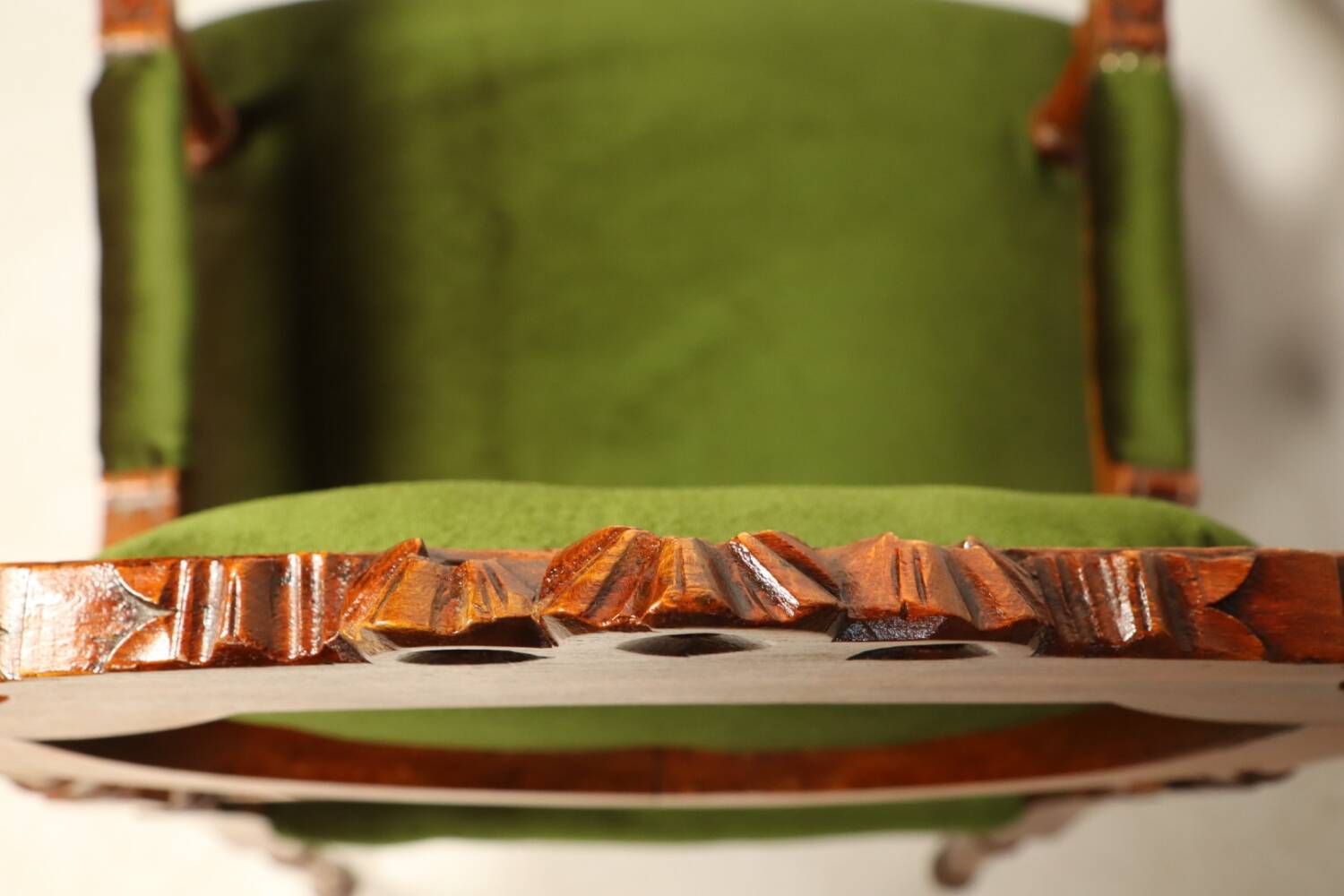 Fauteuil vintage style classique vert oregano XIX siècle
