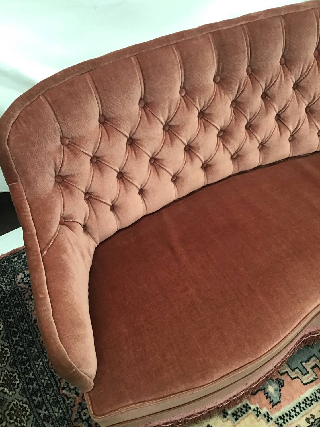 Pale pink tufted back toad sofa