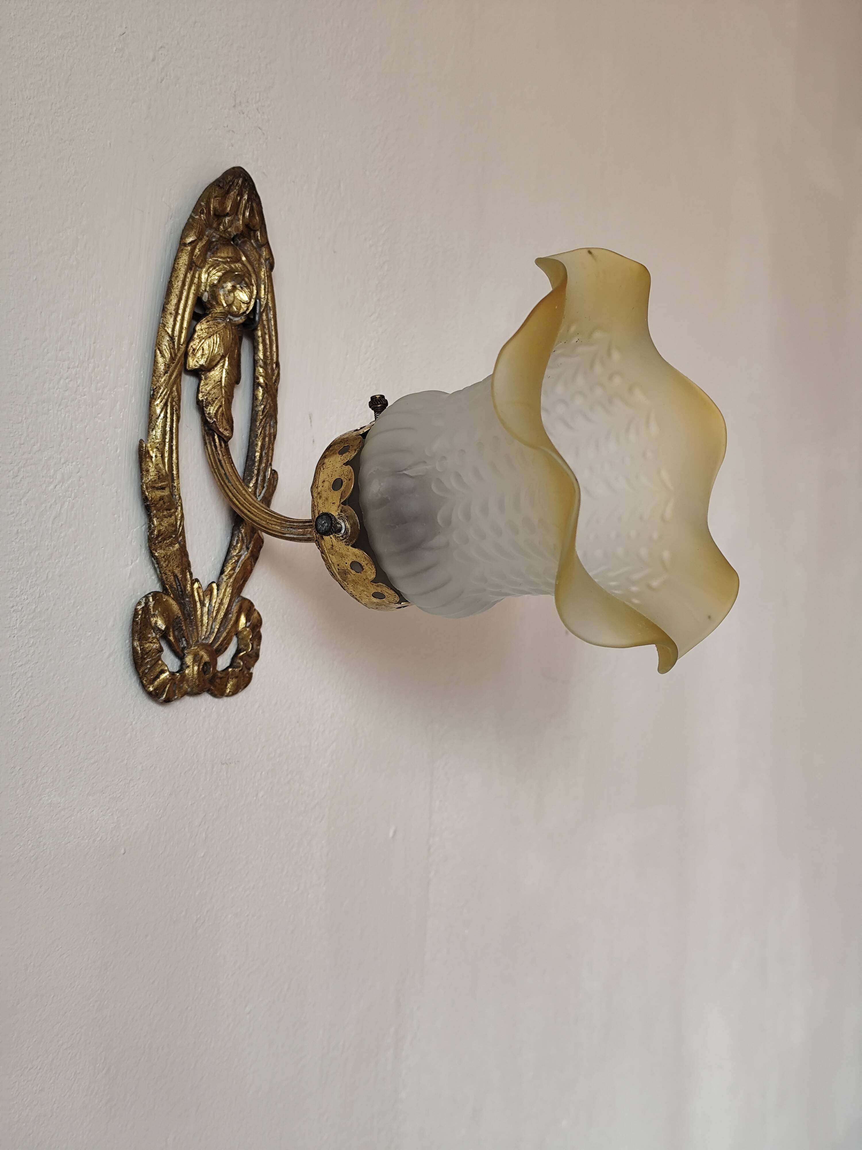 Antique wall light in gilded brass and glass tulip