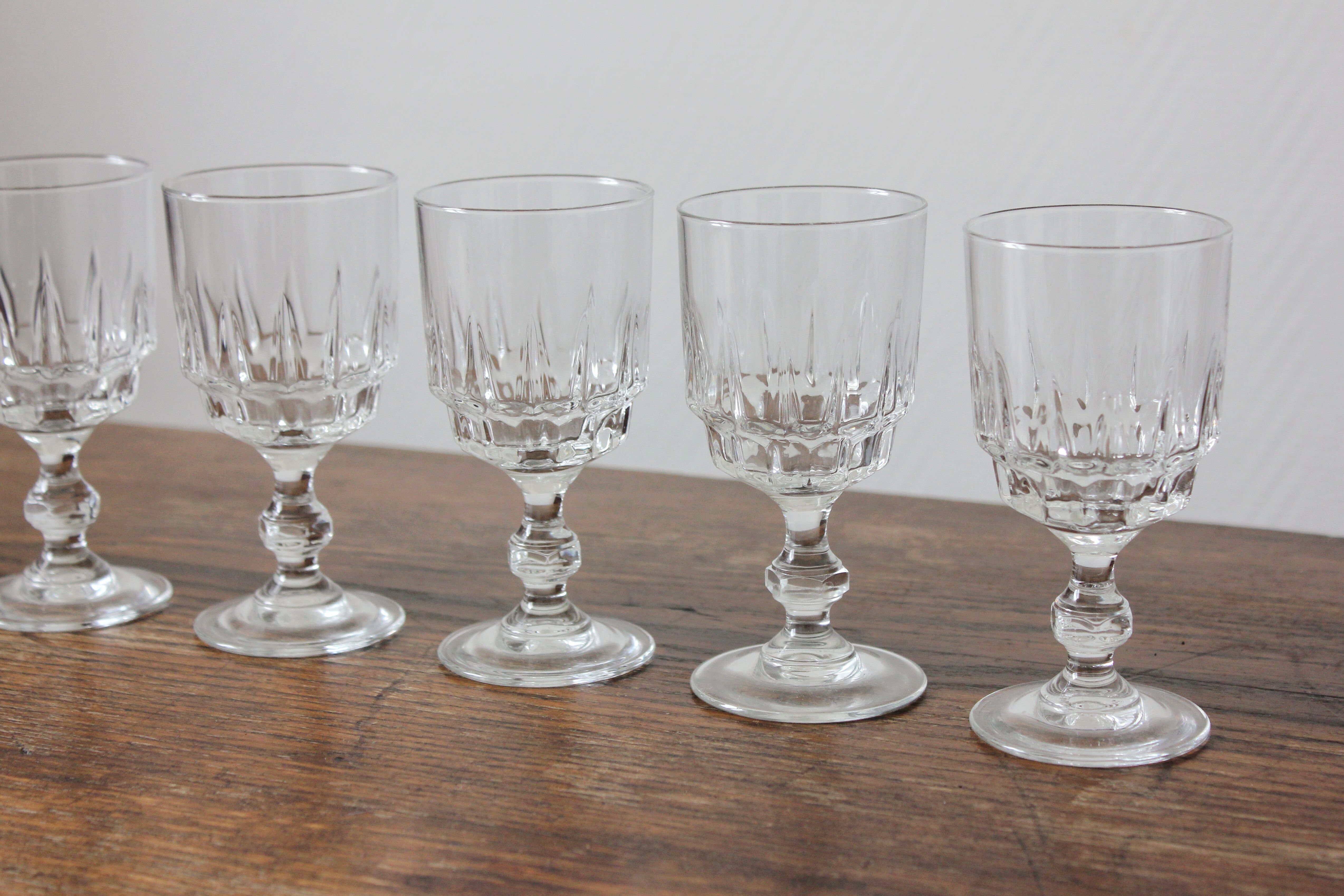 6 vintage Luminarc white wine glasses