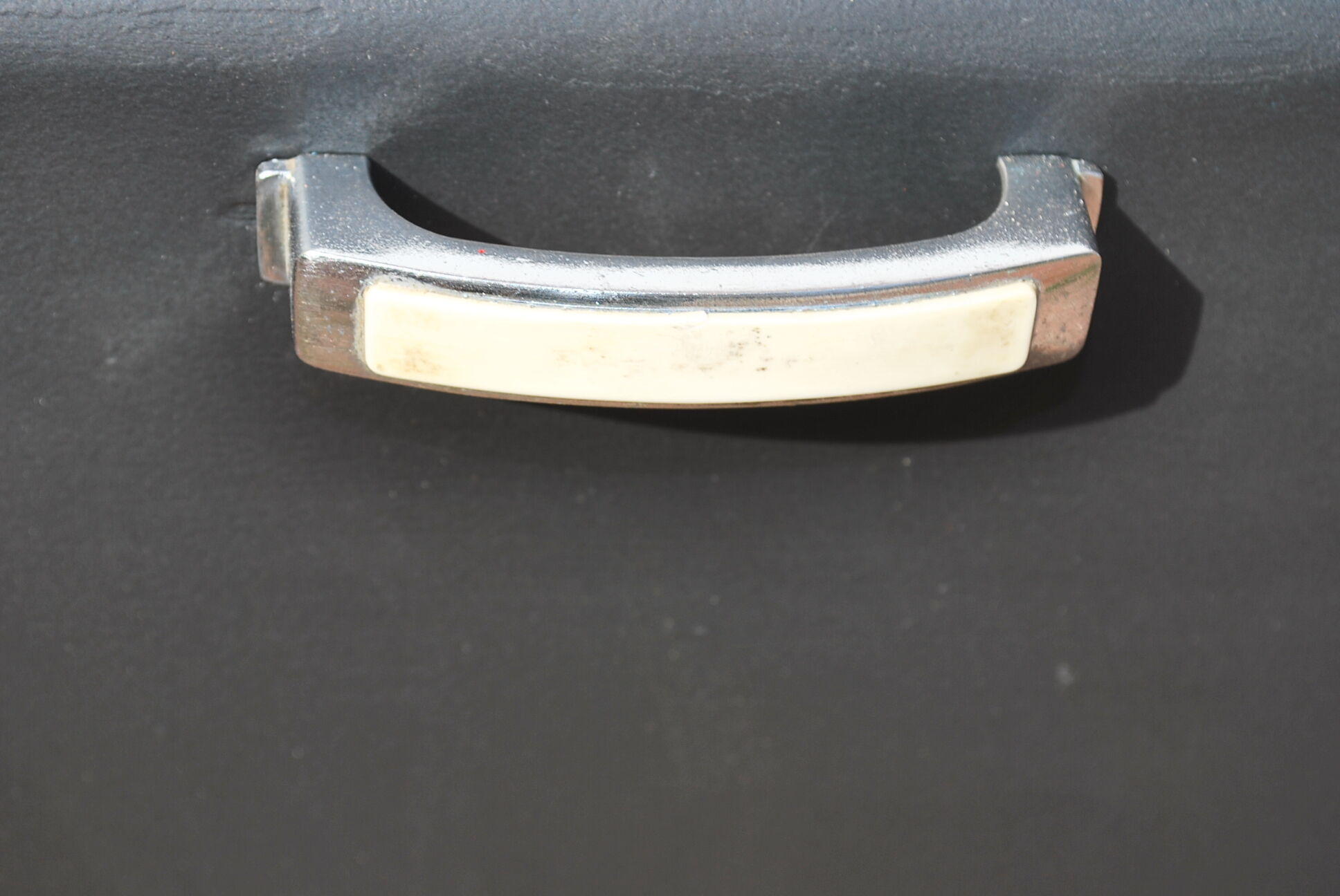 Renovated buffet in Mondrian colors