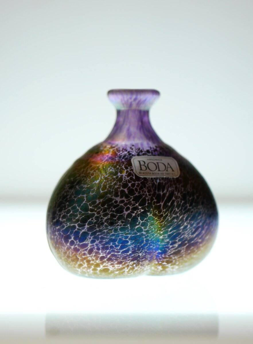 Vase en verre miniature scandinave de la collection d'artiste par Bertil Vallien pour Kosta Boda, Suède, années 1980.