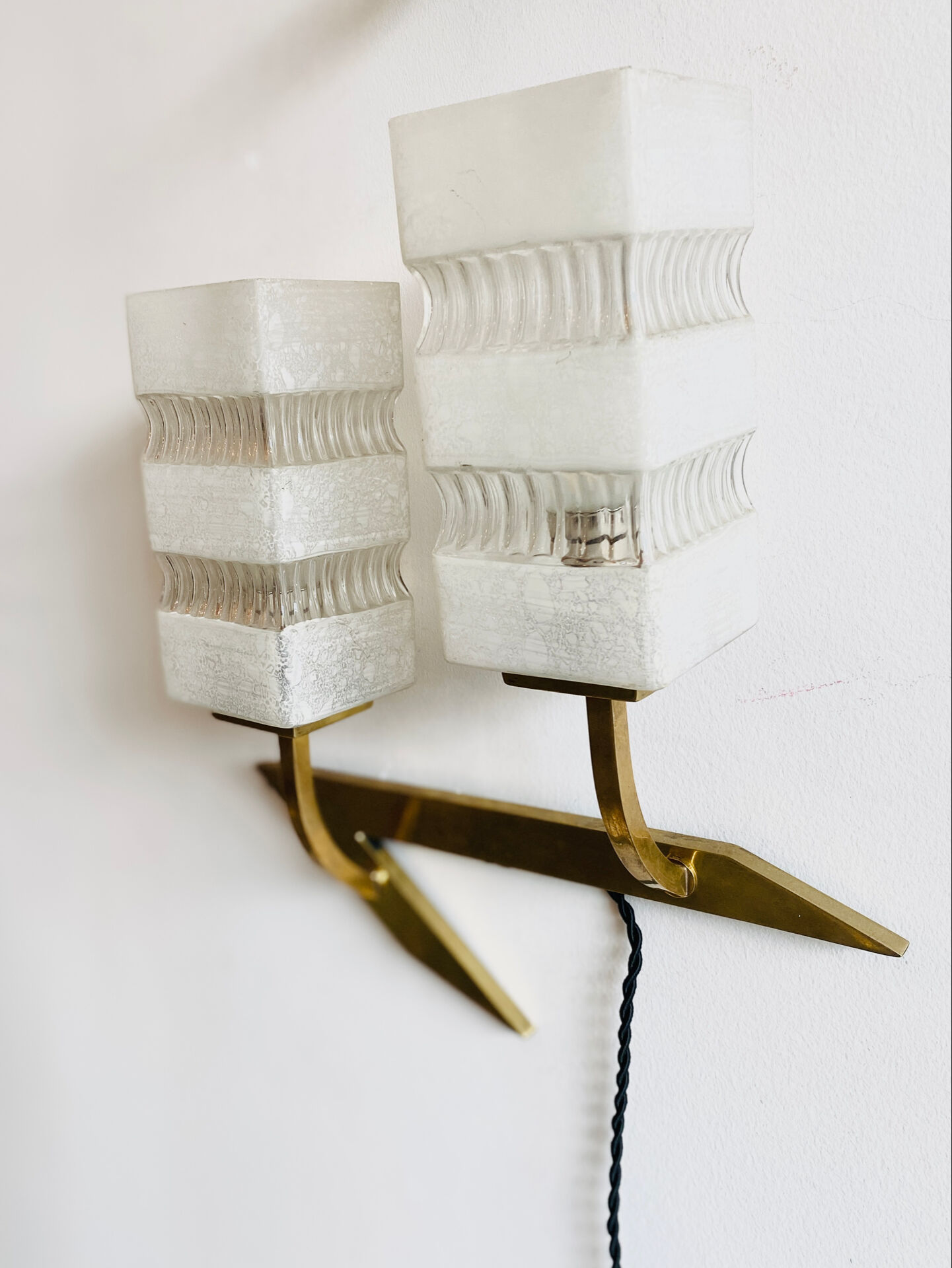 Vintage wall light in brass and glass from the 1960s.