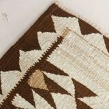 Tapis kilim ancien en laine – style bohème, motifs ethniques sur fond clair