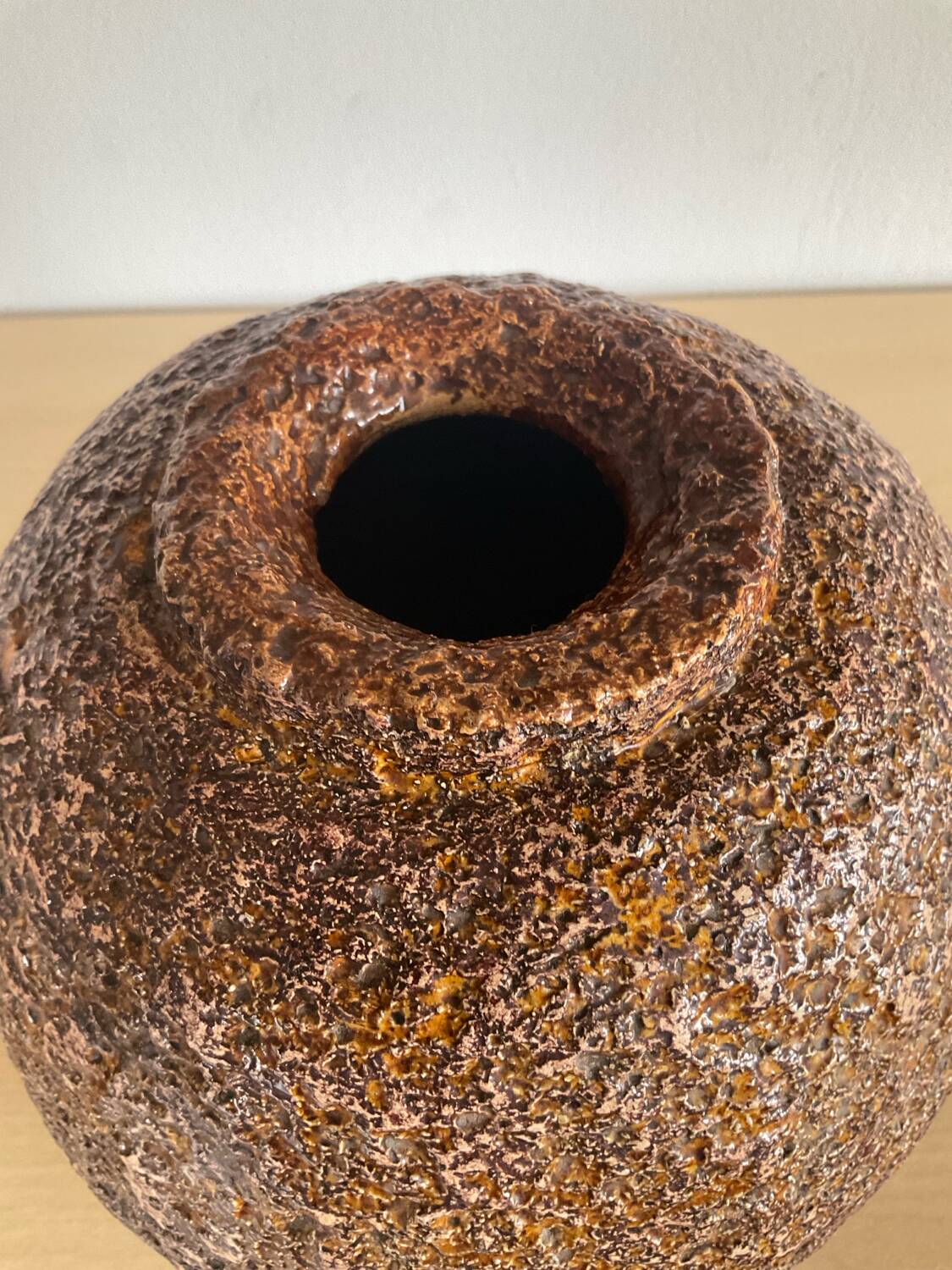Vase boule brutaliste en céramique années 70