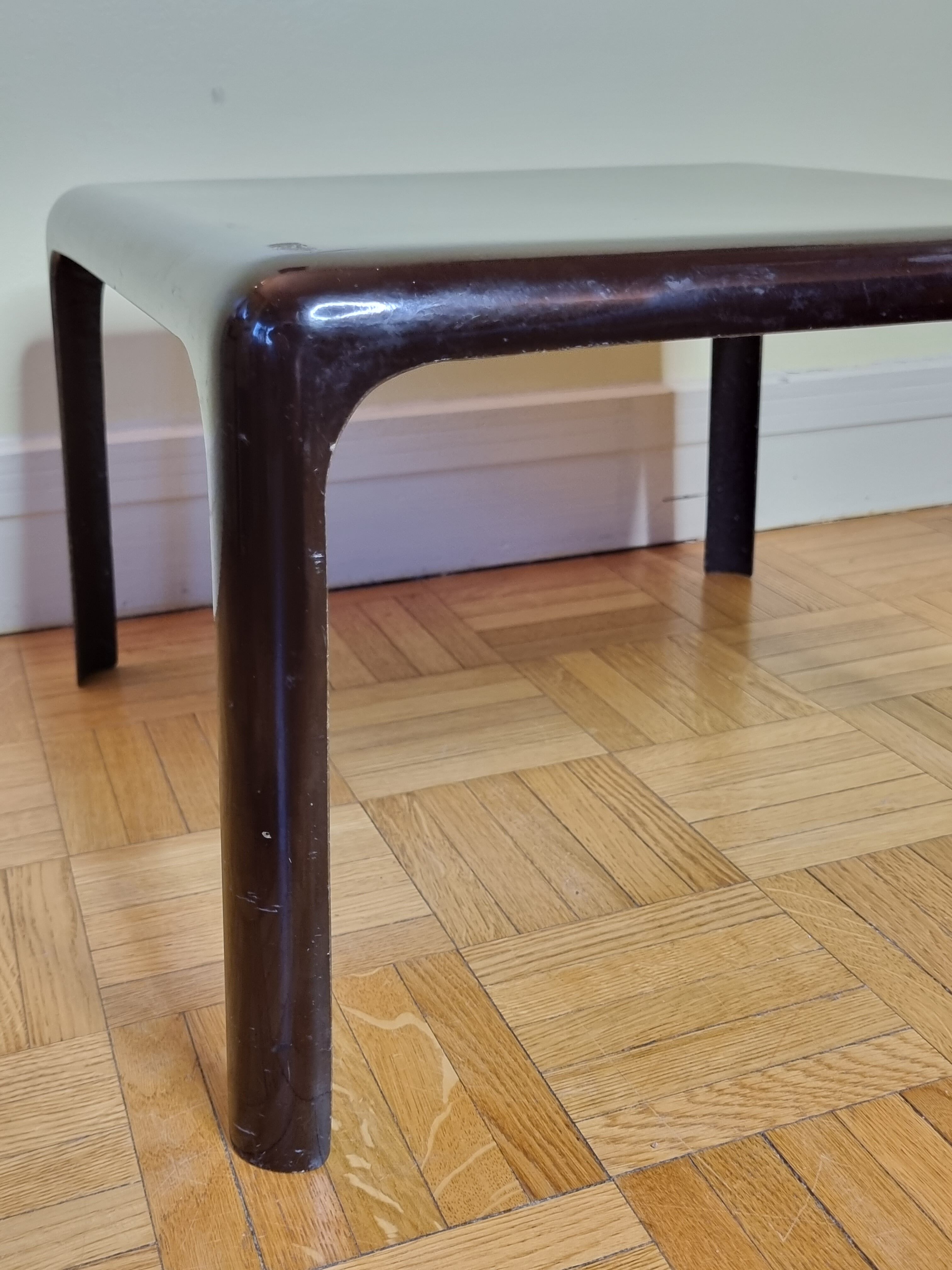 Table basse d'appoint en fibre de verre laquée années 70, 40 cm