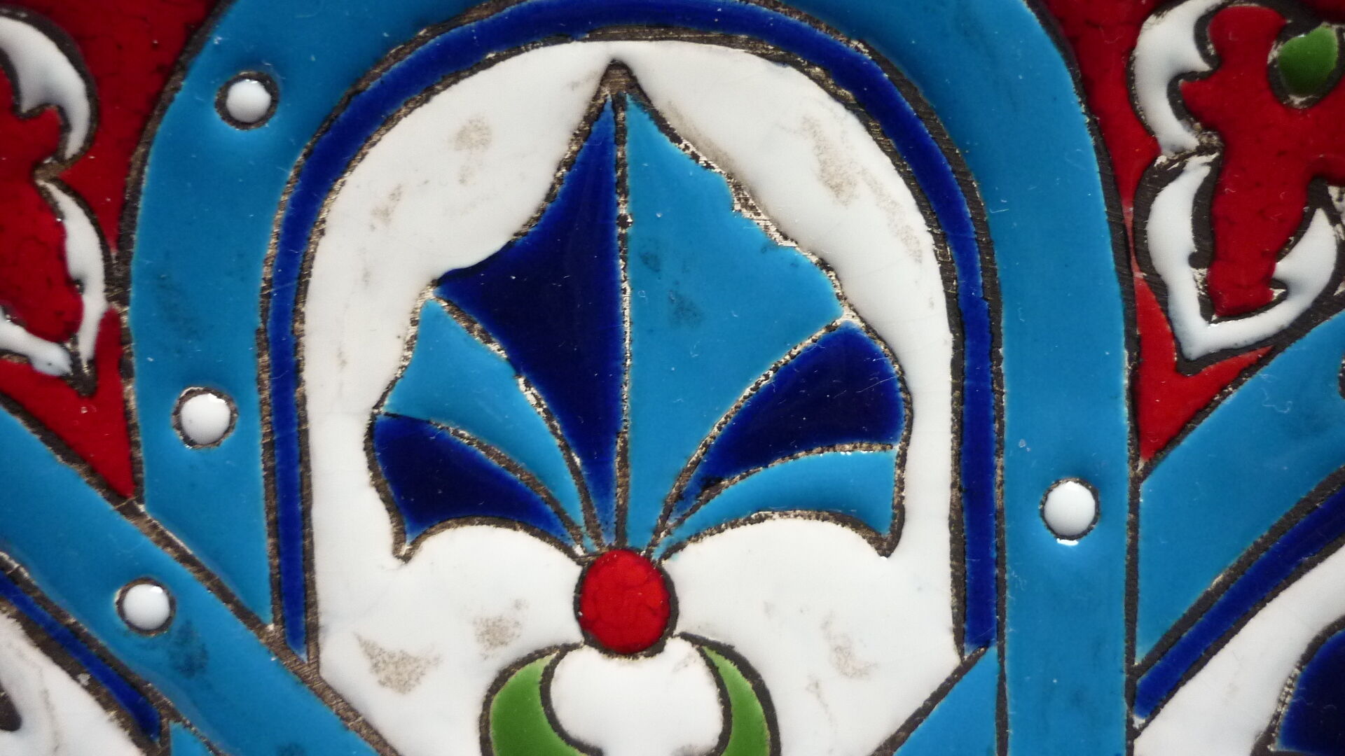 Flat enamelled geometrical patterns